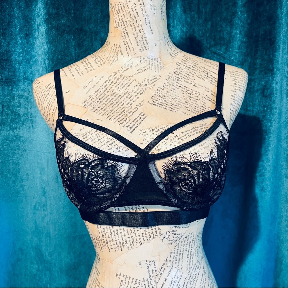 Lace Strappy Underwire Black Bra
